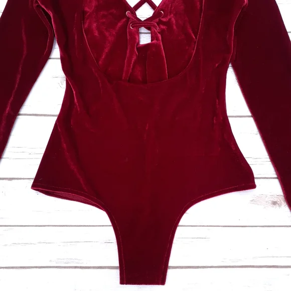 Red velvet backless bodysuit criss cross tie front - Picture 9 of 11